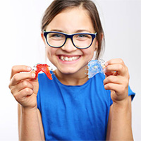 Преимущества и недостатки пластинок для выравнивания зубов